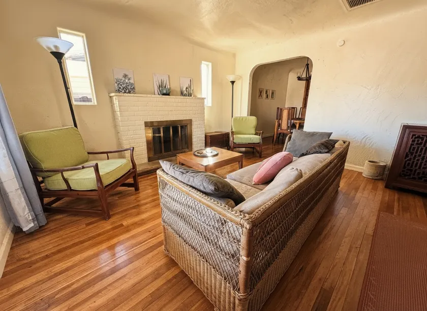 3 bedrooms with pool near UA - Image 1