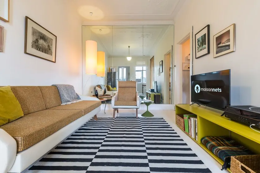 Top Floor 1 Bedroom Apt with Views Close To CBD - Image 1