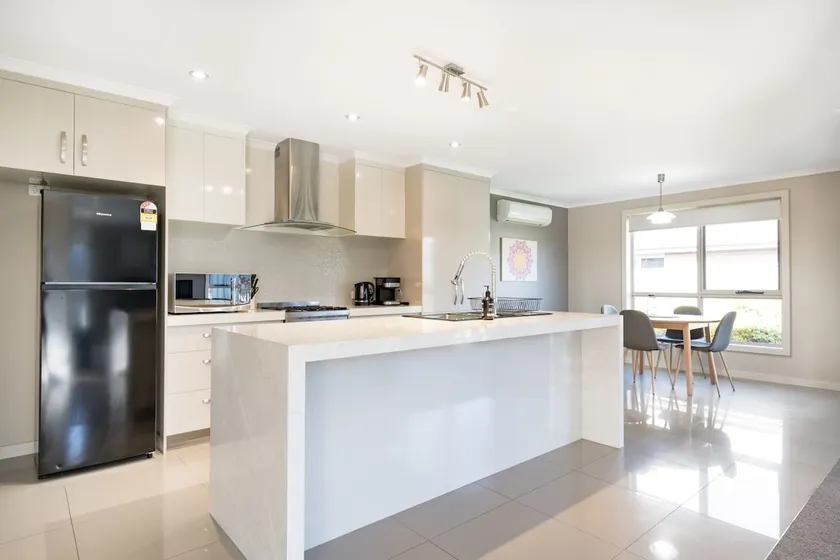 Cute and Cosy 2 Bedroom Unit with Parking and WiFi - Image 1