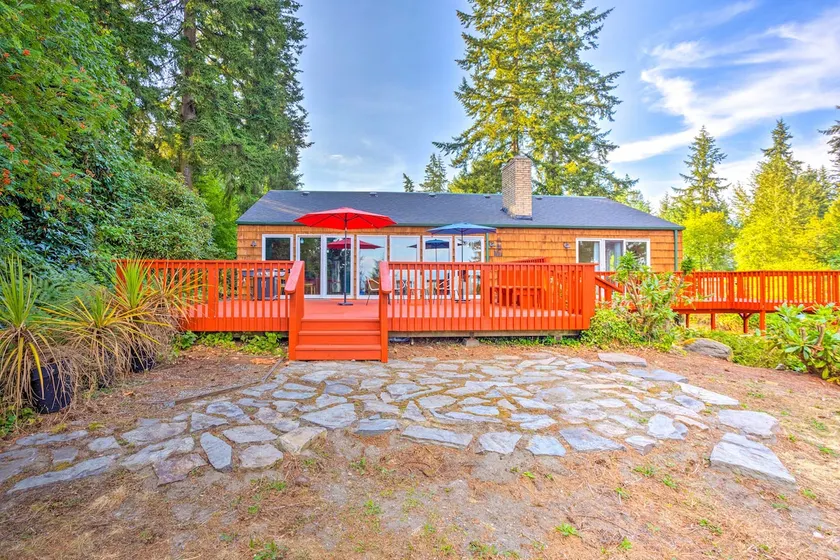 26 Mi to Mount Rainier, Game Room: Puyallup Oasis - Image 1