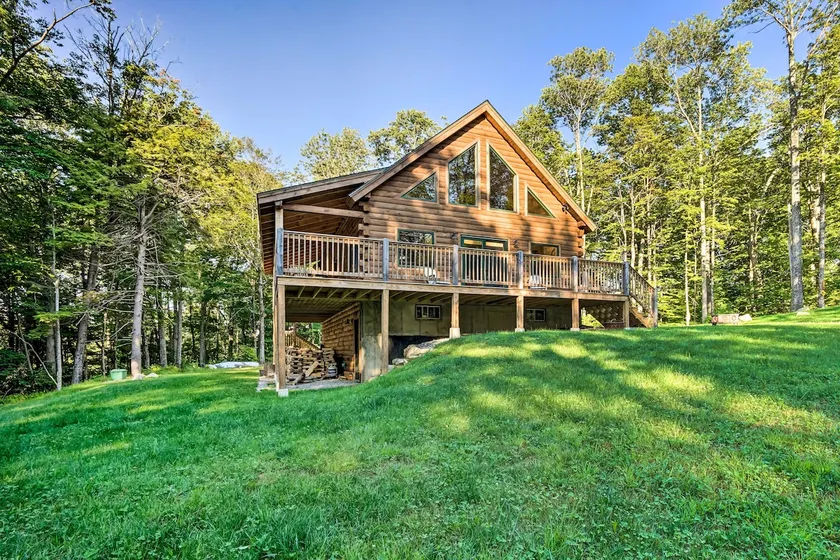 Londonderry Chalet w/ Deck, Fire Pit & Views! - Image 1