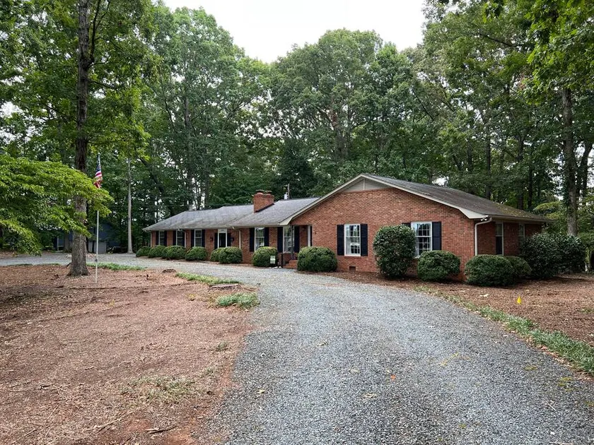 Cheerful 5 bedroom 3.5 bath very spacious home. - Image 1