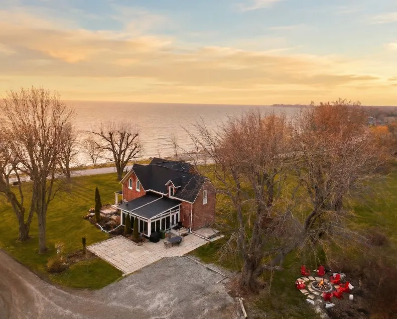 Lakefront Escape - 4BR Cottage, Beach & Fire Pit - Image 1