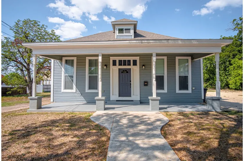 Gorgeous Family-Friendly Home Near Downtown - Image 1