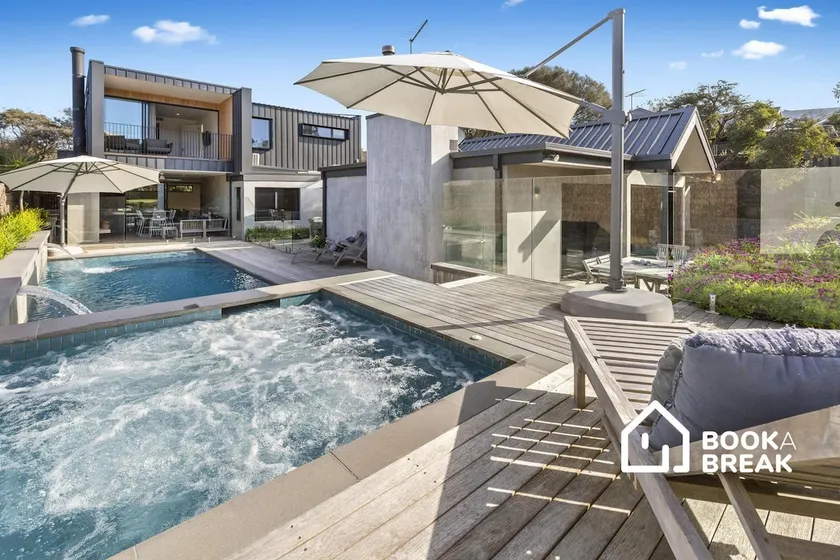 Cambridge Gardens - Sorrento Luxury with Gas Heated Spa, Solar Heated Pool - Image 1