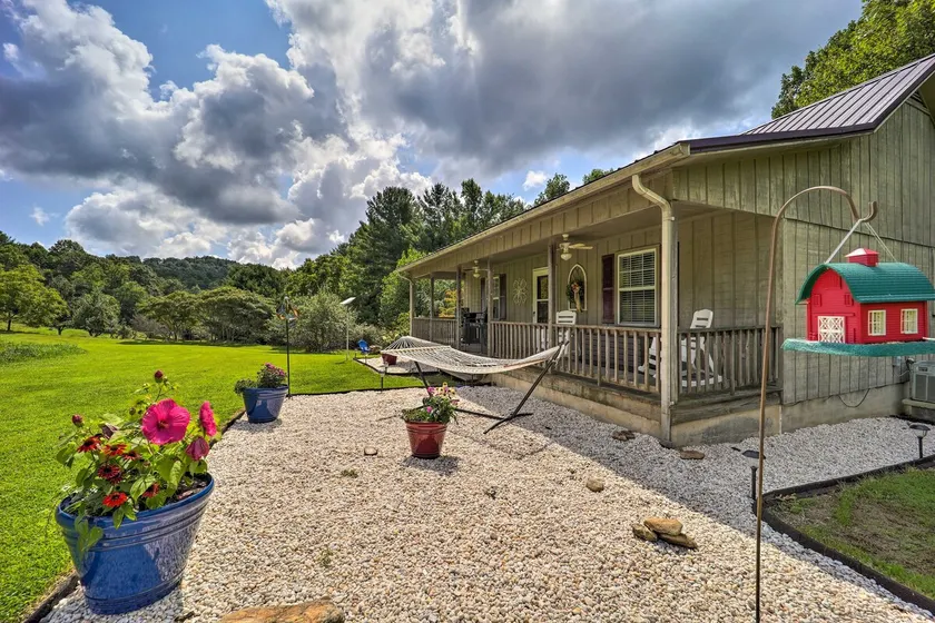 Deep Gap Cottage w/ Fire Pits - Hike & Ski! - Image 1