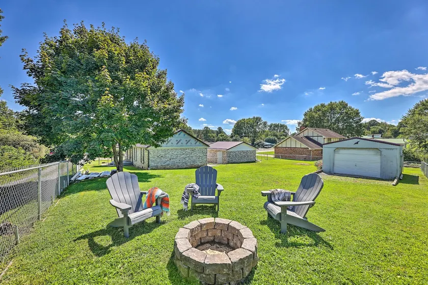 Family-Friendly Sanctuary: BBQ, Patio & Yard - Image 1
