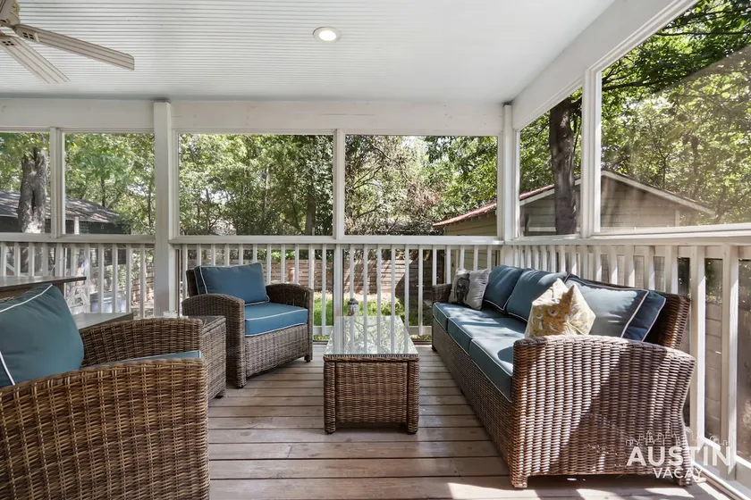 Sizable Screened in Porch w Luxury Kitchen and Bath - Image 1