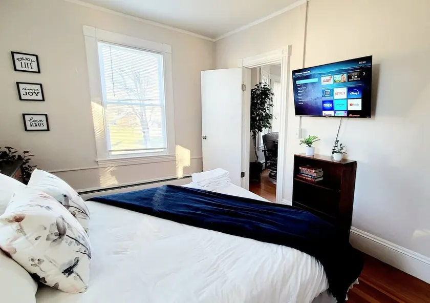 Sun-kissed Serenity - 2 Bdrm Apt with Sunroom - Image 1