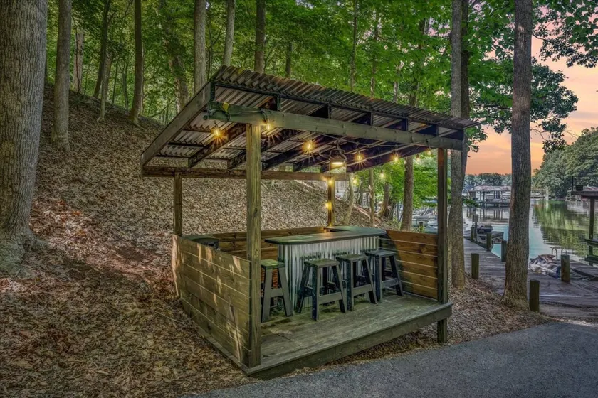 Family Lakefront Oasis - Dock, Cabana, Game Room - Image 1