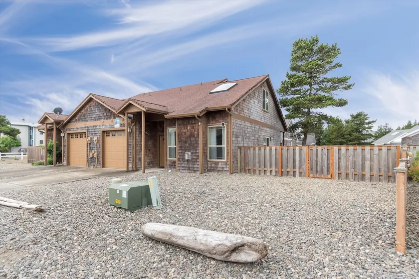 Walk to beach, Discovery Trail, Fenced Yard (Latitude) - Image 1