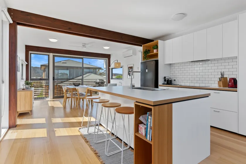 Bay Breeze Retreat - Modern home, walk to beach - Image 1