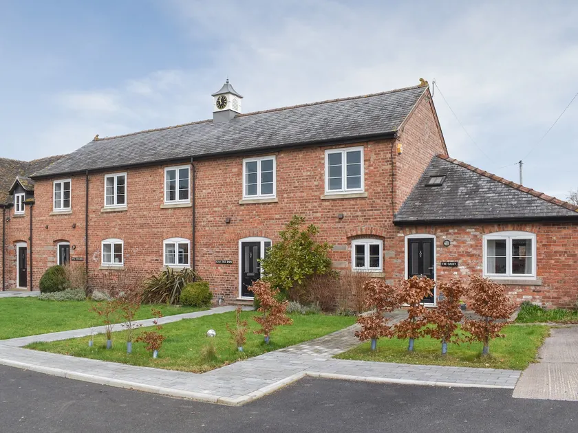 Apple Tree Barn- Uk40791 - Image 1