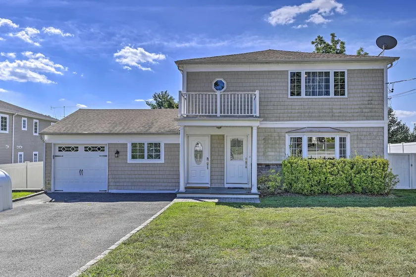 Glen Cove Home: Walk to Boardwalk + Dining! - Image 1