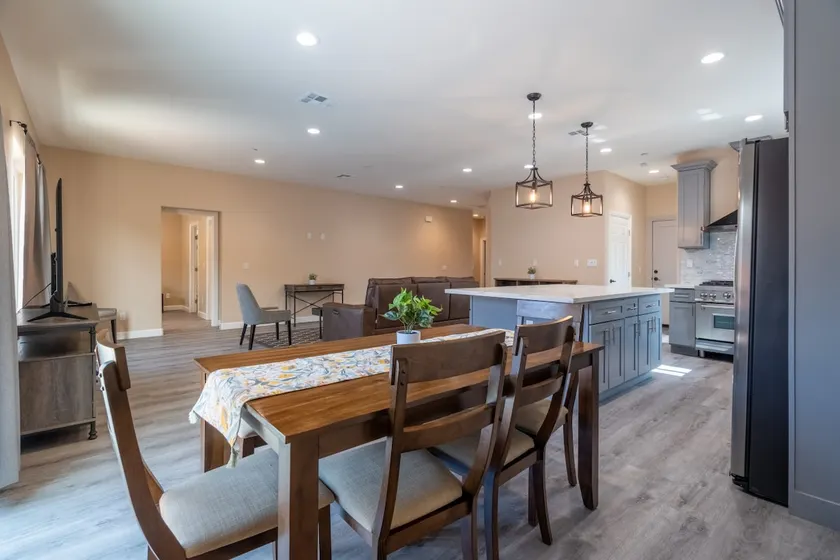 Cheerful Home. 3 bdrm 2.5 bath. 2 King Beds - Image 1