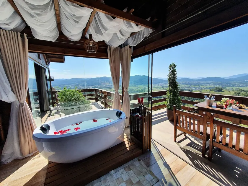 Mountain Chalet with Hot Tub/Fireplace Santo Amaro SC - Image 1