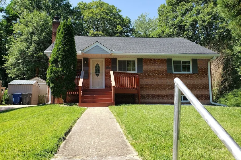 Amazing Escape - 4 BEDS, 3 BEDROOMS, Private Deck near DC - Image 1