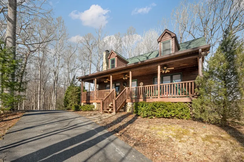 Mustang Haven: Pet-Friendly,Cedar Cabin, Spa Tub, WiFi,Fireplace - Image 1