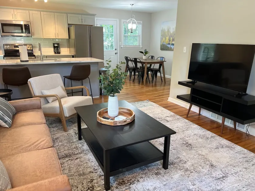 Gorgeous Fenced in Pet Friendly 3 BDRM DT Raleigh - Image 1