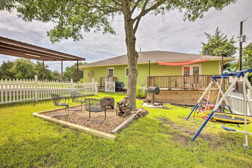 'The Gathering Place' Brenham Home on 6 Acres - Image 1