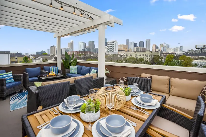 Posh Dtwn/Midtown Home w Stunning Roof-Top Terrace - Image 1