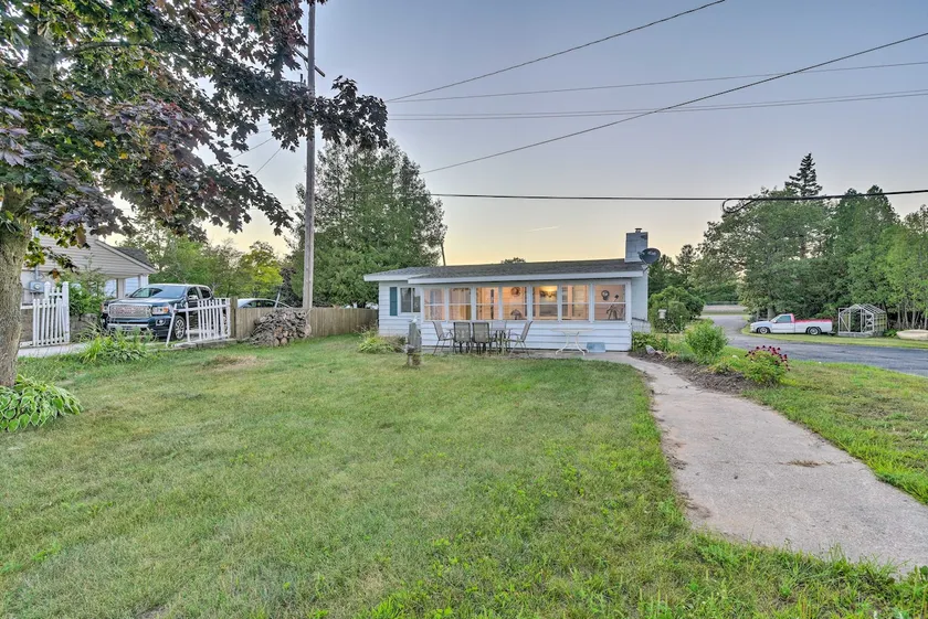 East Tawas Cabin w/ Lake Huron Access & Views - Image 1