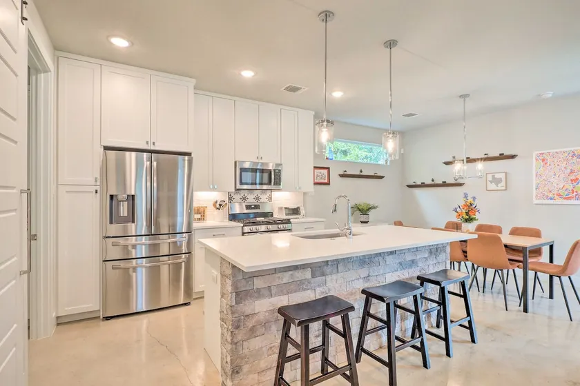 Gorgeous Georgetown Home, Walk to the Square! - Image 1