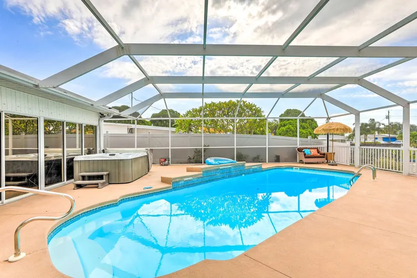 'Ocean Breeze Oasis' w/ Boat Dock & Slip on Canal! - Image 1