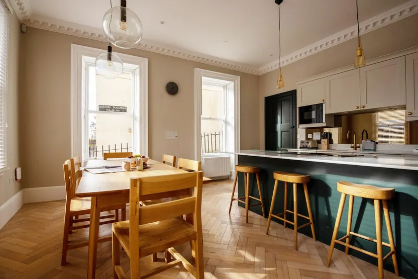 Barton House- Central Four Bed Townhouse - Image 1