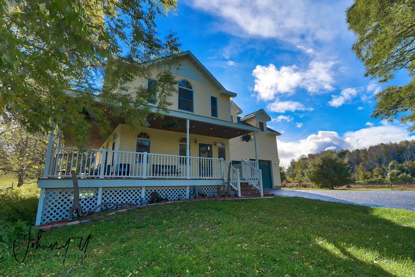 Frankfort Farmhouse | PickleBARn - Image 1