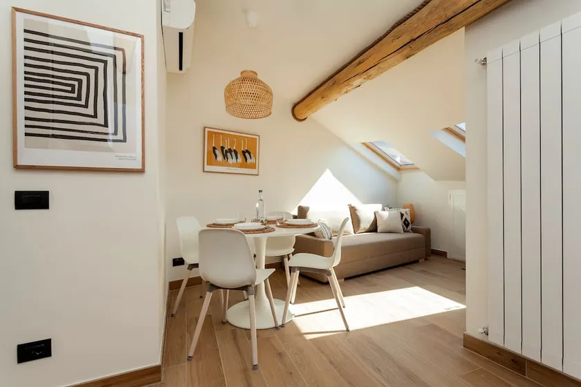 An attic on Lake Como - Image 1