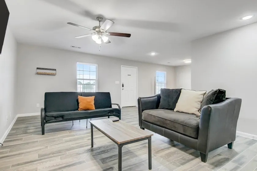 Larger 2 Bedroom Apt, Sleeps 5, No xtra guest fees - Image 1