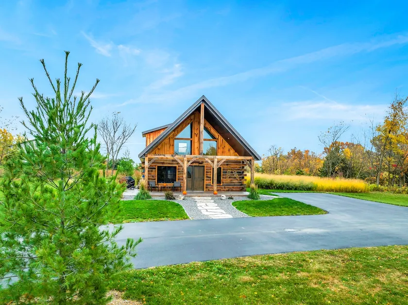 Rustic Hideaway Sleeps 4 HOT TUB - Image 1