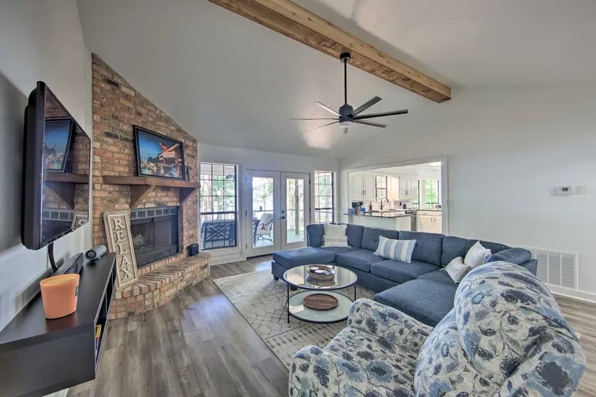 Luxe Lakehouse w/ Sunset Views on Lake Palestine! - Image 1