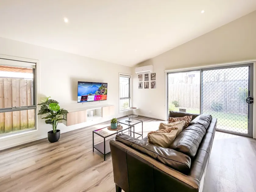 Modern Berwick Home WiFi*Smart TV*Garage - Image 1