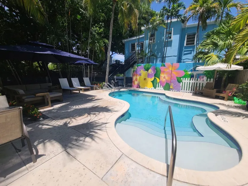 6 Bedroom 6 Bath Guesthouse on Duval Street - Image 1