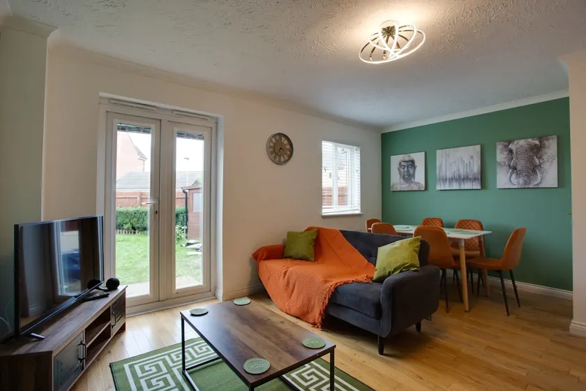 Spacious Home | Designer Outlet | Free Parking - Image 1
