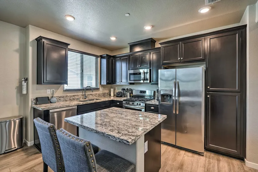 Pet-Friendly Elk Grove Retreat w/ Balcony! - Image 1