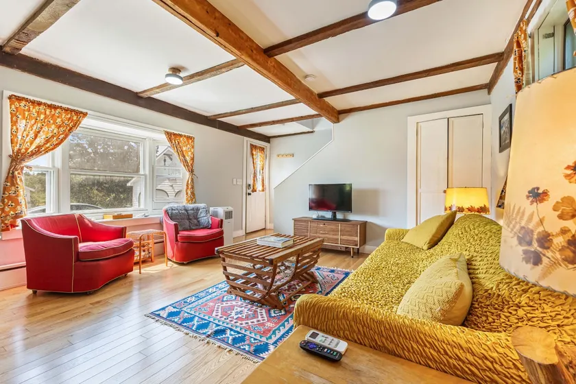 Poet's Nook: Cozy and Private 1BR Apartment - Image 1