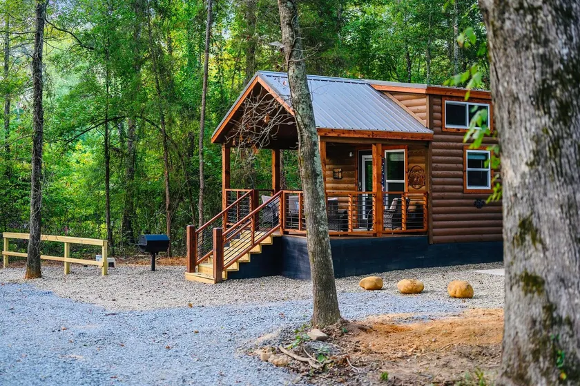 BRAND NEW Mountain Fork River Front cabins located in Smithville! - Image 1