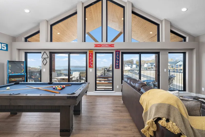 Putting green, lakeview, hot tub, pool table, pool - Image 1
