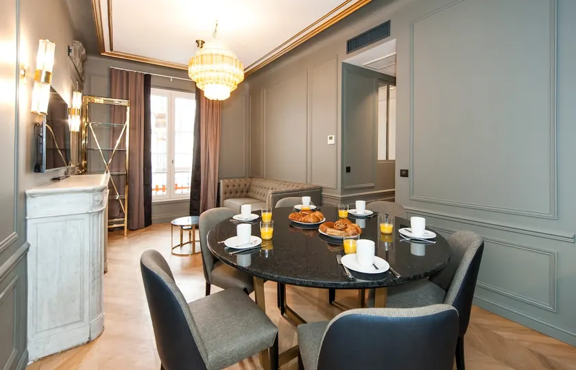 A luxurious 3-bedroom/2-bathroom on the Champs Elysées - Image 1