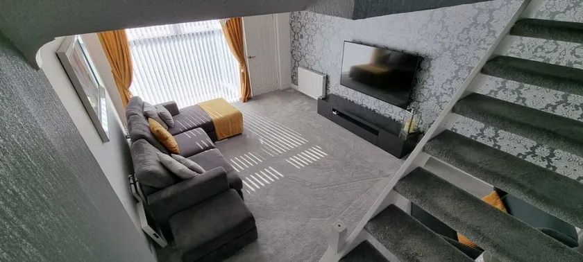Beautiful 2 bed house close to M74 and Strathclyde Park - Image 1