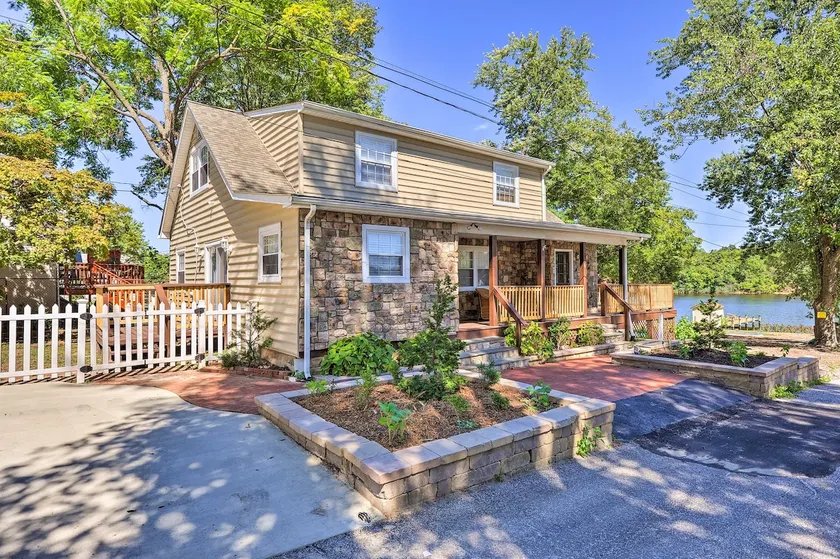 Sunny Glen Burnie Home - On-Site Water Access - Image 1