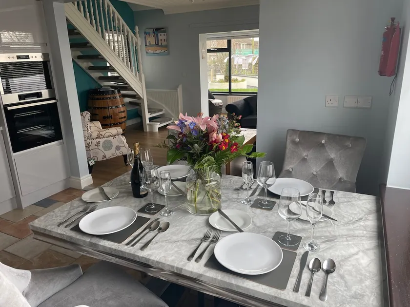 Beautiful 3-Bed House in Sunny Killough Down - Image 1
