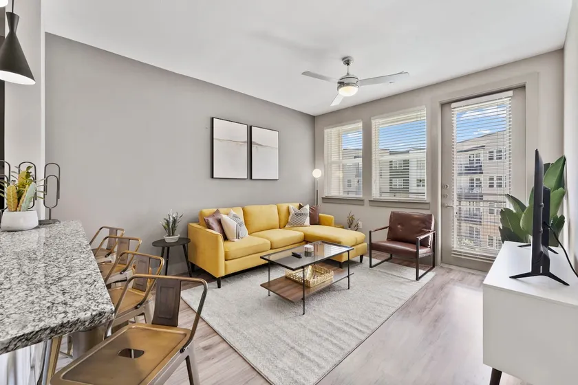 Elegant 1BR King Suite Close to DT w Fast Wifi - Image 1