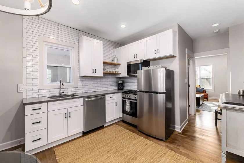 Remodeled 2 Bedroom Oasis - Image 1