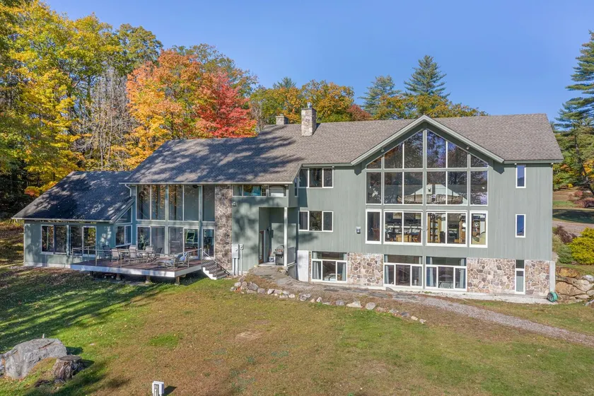 Lakefront home with gym, game room, home theatre, & private beach with boathouse - Image 1