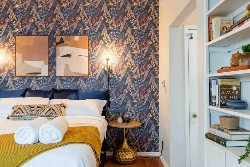 609 E William #5 · Swanky Studio - Heart of Campus | KING BED! - Image 1