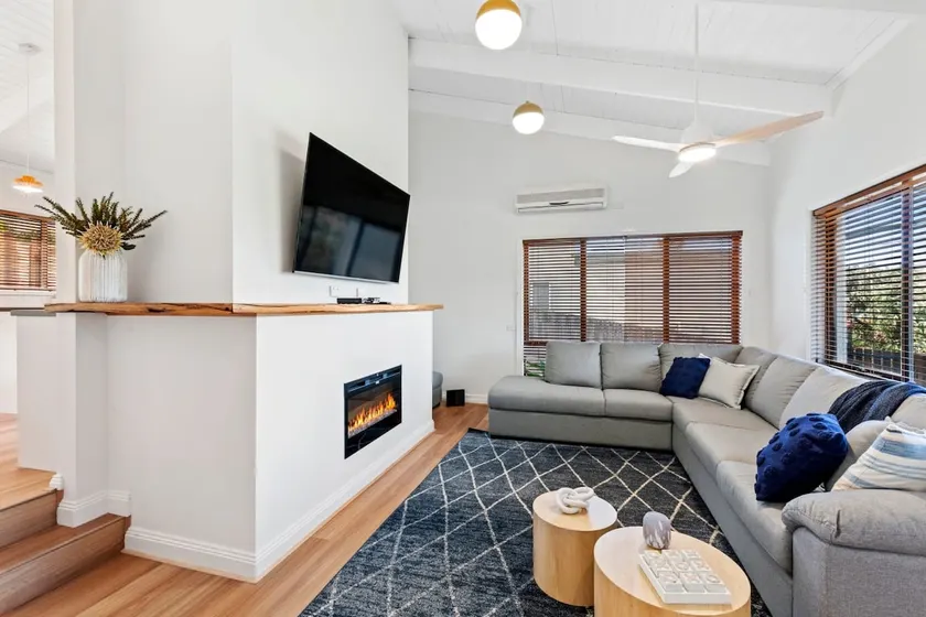 Sea Breeze Coastal Beach House Pet Friendly - Image 1